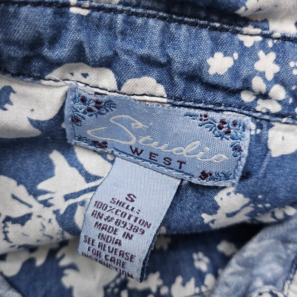 Studio West Blue and White Floral Top - Picture 3 of 4
